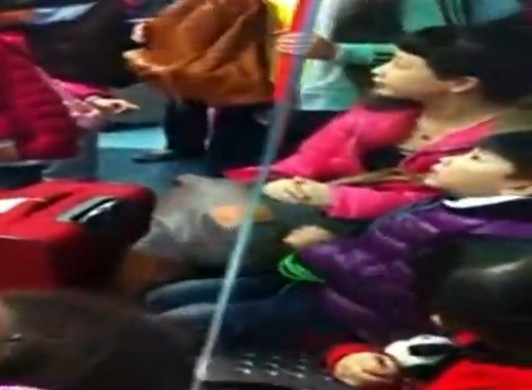 实拍内地游客香港地铁内进食引发骂战