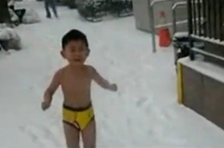实拍父亲暴雪中训练4岁儿子裸跑