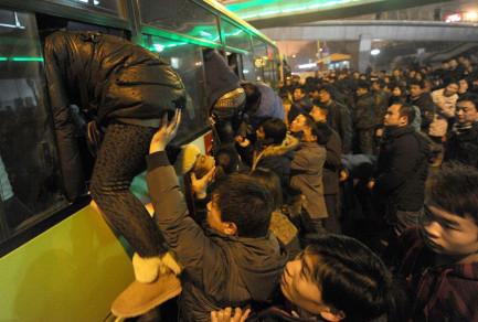 北京道路现乘客爬窗挤公交 疯狂拥堵最多达数百人