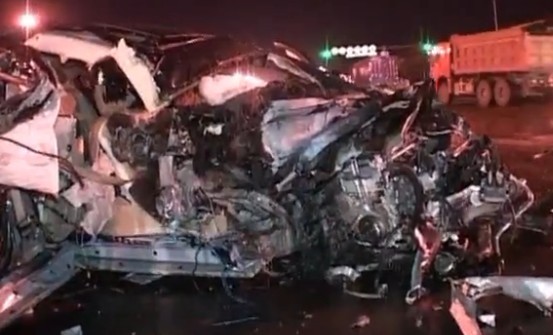 济南：酒后超速撞吊车，车毁人伤险丧命