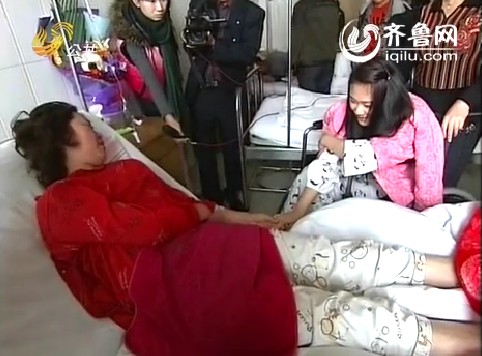 莱阳:3岁<em>女童被压</em>公交车底 众人徒手挖土救人