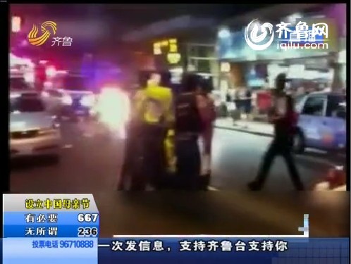 香港黑社会争老大 手持砍刀当街砍人