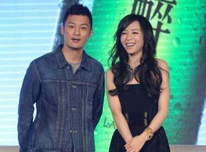 余文乐自比草泥马 张静初抱猫惨被抓伤