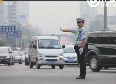 2013年6月9日《龙的传人》：济南交警“奔跑哥”