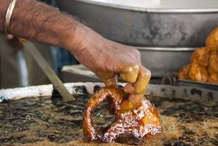 印度老汉徒手油锅炸鱼 不惧200度滚油煮烹