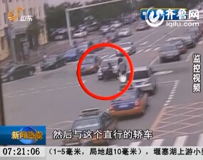 济宁：电动车闯红灯 撞上轿车人被撞飞