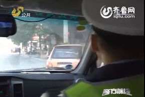潍坊：疯狂女司机乱停车 被查处大闹现场