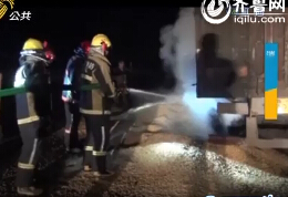 大货车行驶途中轮胎爆炸起火 莱芜消防紧急施救