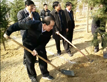 济宁市委书记马平昌正在植树
