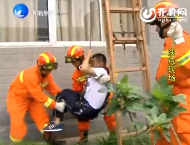 济南：有关部门举行学校地震应急疏散演练