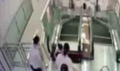 生命最后的托举！湖北荆州女子为救幼子被绞入商场手扶电梯身亡