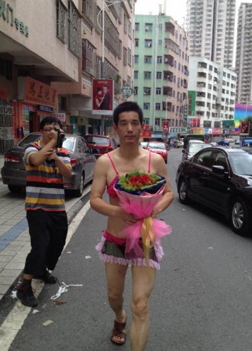 40岁水电工穿比基尼闹市向<em>女友求婚</em>_热点关注