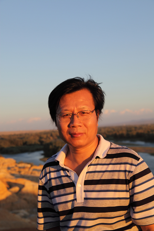 杨先生祖籍山东德州,自幼受家庭熏染酷爱书画艺术,新世纪伊始于