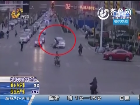 潍坊：无牌白色比亚迪逆行撞倒学生
