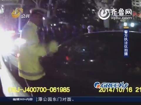 济宁：司机遇检查紧锁车门 民警破窗执法