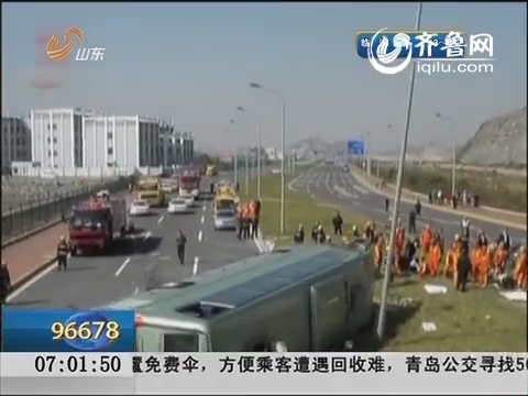上海：司机开车捡手机致大巴侧翻 6人死亡