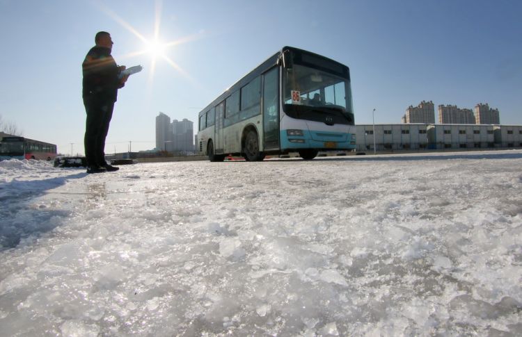 山東煙臺：公交駕駛員冰雪路面練技能