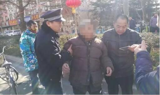 濰坊七旬老人摔倒路邊 民警路人合力將老人扶起