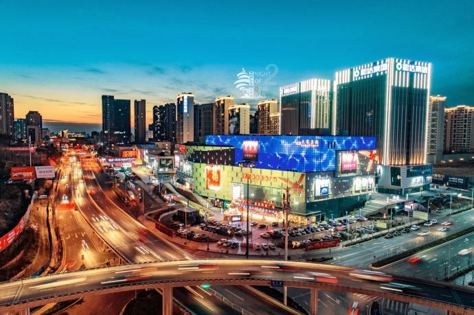 青岛要闻△ 新都心夜景流光溢彩.资料图 (@仁甲看见 摄)