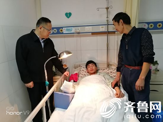 學(xué)院領(lǐng)導(dǎo)到醫(yī)院看望吳曉東同學(xué)B38F1744C5178067A