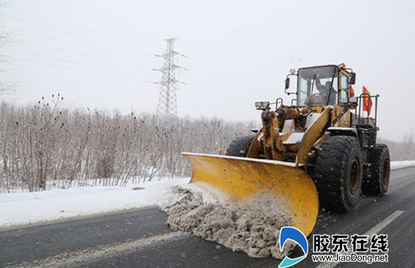 煙威高速公路管理處清雪防滑工作側(cè)記(組圖)