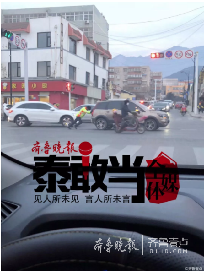 暖心交警寒冬幫人推車，網(wǎng)友為這位“手動(dòng)油門(mén)”點(diǎn)贊