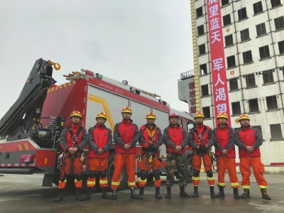 成都消防高空“飛貓救援隊”首次亮相 隊員百里挑一