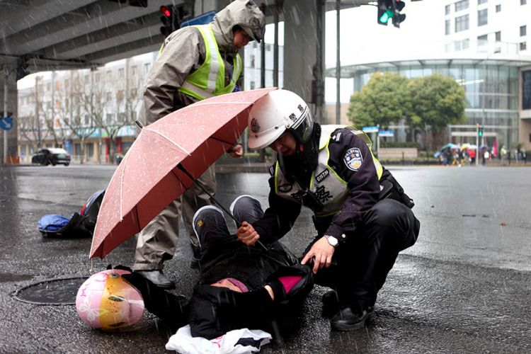 虹口分局交警支队三大队民警曹锡钧在大雪中为在交通事故中受伤的电动