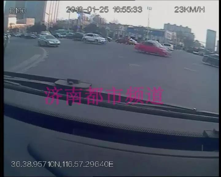 濟南一老人突發病暈倒，公交車逆行百余米急送醫