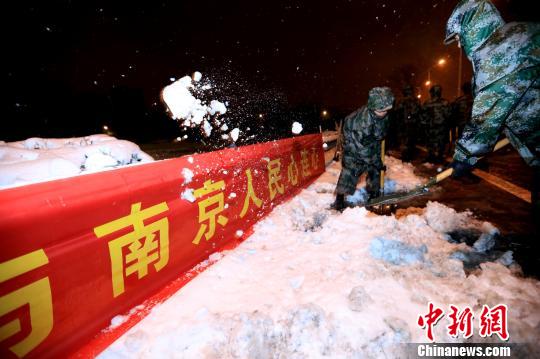 東部戰區近萬名官兵徹夜奮戰支援地方掃雪除冰