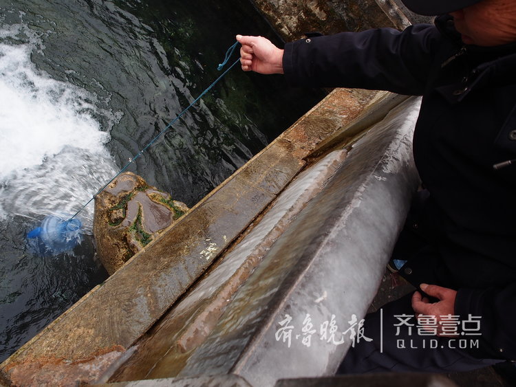 好冷！滴水成冰，黑虎泉欄桿現“冰瀑”