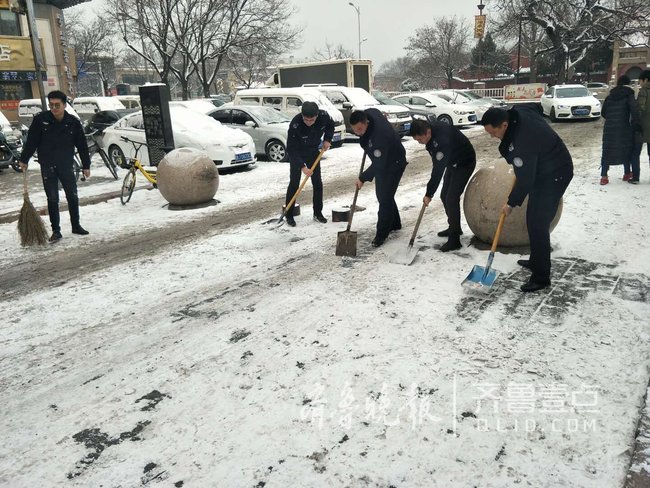 雪后市民出行受阻 岱廟執法中隊除雪破冰保安全