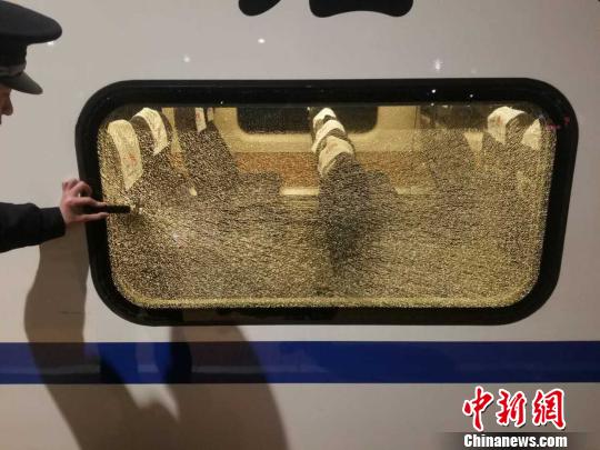 大連至沈陽D7733次列車玻璃被擊碎 系彈弓射擊導致