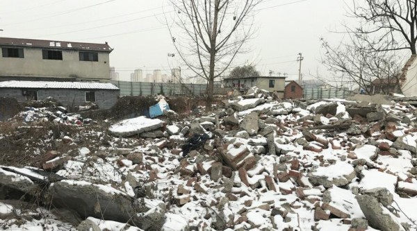 濟(jì)南花園東路穎秀路公交站牌北側(cè)建筑垃圾未覆蓋防塵網(wǎng)