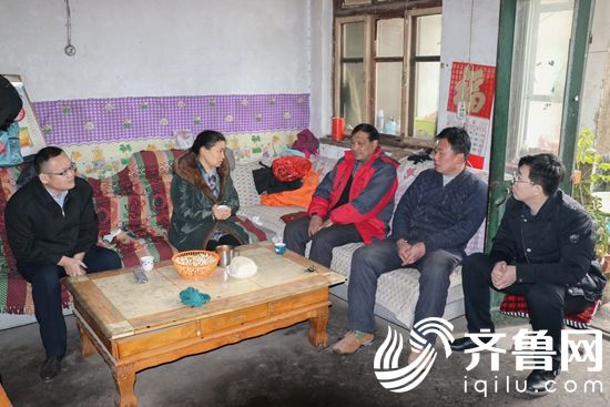 學院領導與于淑萍的父母交談