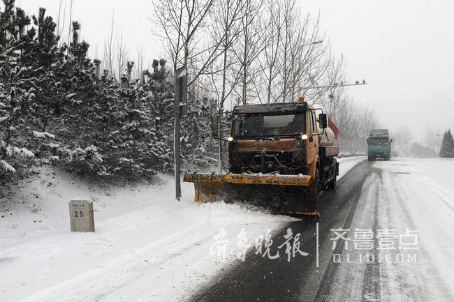 煙臺市公路部門快速反應 除雪保暢通