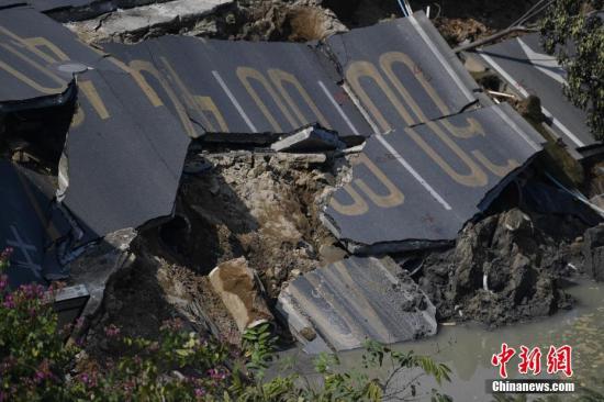 廣東佛山地鐵工地坍塌8人遇難：路面陷成大水池