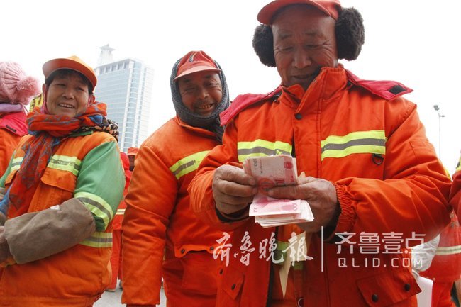 暖心！神秘愛心人士給東營環衛工送來現金紅包