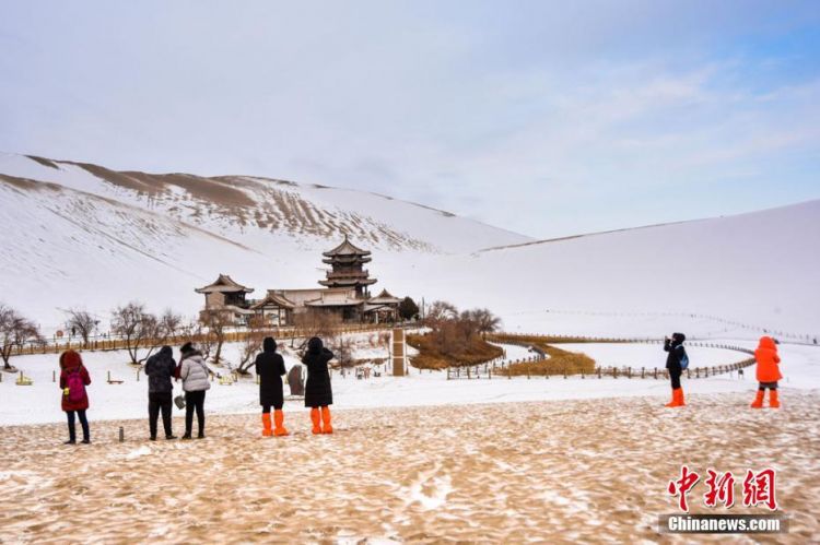 敦煌大漠迎新春瑞雪 鳴沙山月牙泉“盛裝”引客