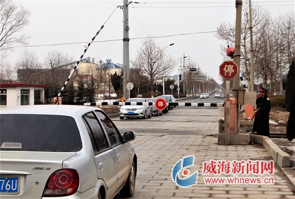 栏杆放下后杜彬守在路口.