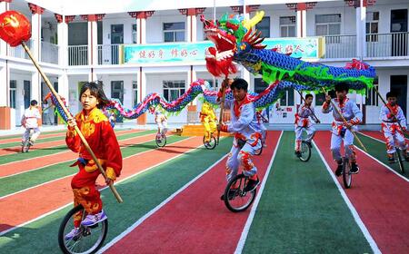 濟(jì)南一小學(xué)開“非遺”課 教學(xué)生騎獨(dú)輪車舞龍