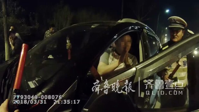 后座坐著雙胞胎兒子還敢酒駕，他被查后痛哭流涕