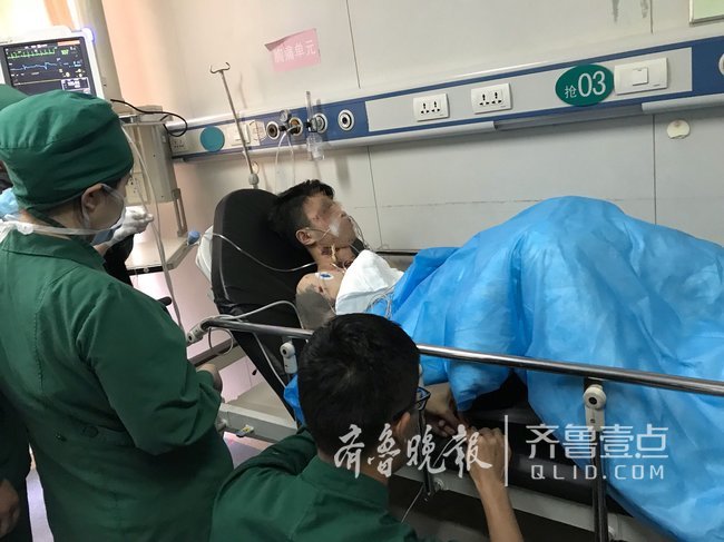 疼！19歲男子出車禍，拇指粗樹(shù)枝斜插入頸部近20厘米