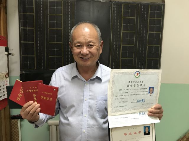 震撼！65歲退休教師本碩連讀后又考博 學中醫的心愿一埋27年