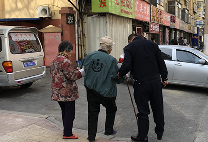 热心警察搀扶年迈老人 市民目睹暖心瞬间(图)