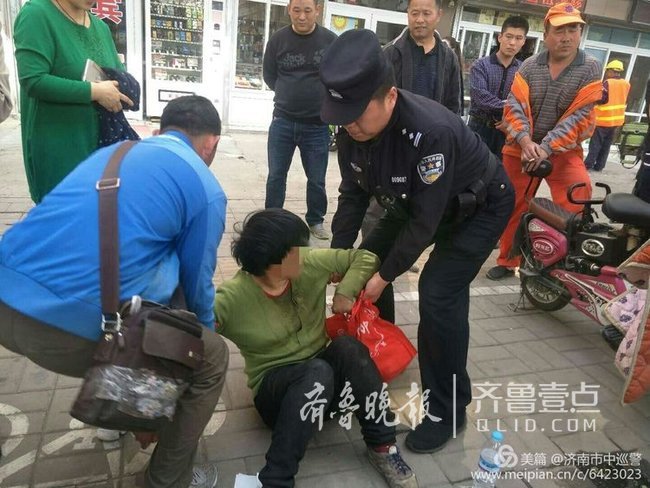 濟南一智力有缺陷的女子流落街頭，市民民警出手相助