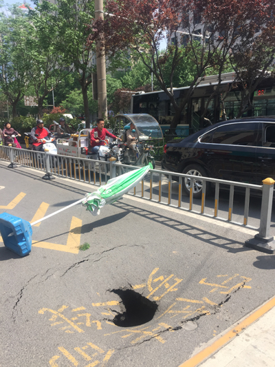 濟南經七路塌陷系因陶土雨水管破裂，正連夜施工搶修