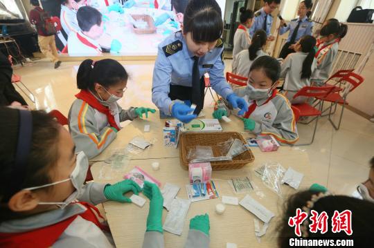 北京食藥監部門走進校園 教學生鑒別“五毛食品”等