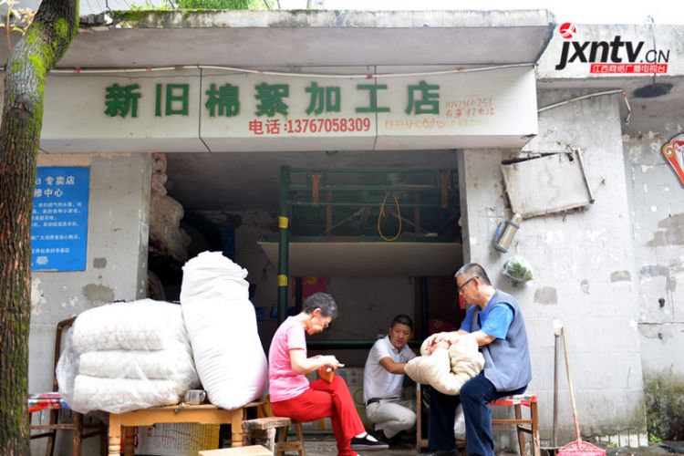 杨金平开的新旧棉絮加工店.(记者陶望平 摄)