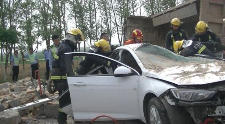 東營一渣土車側翻，渣土壓扁旁邊轎車，兩人被困！